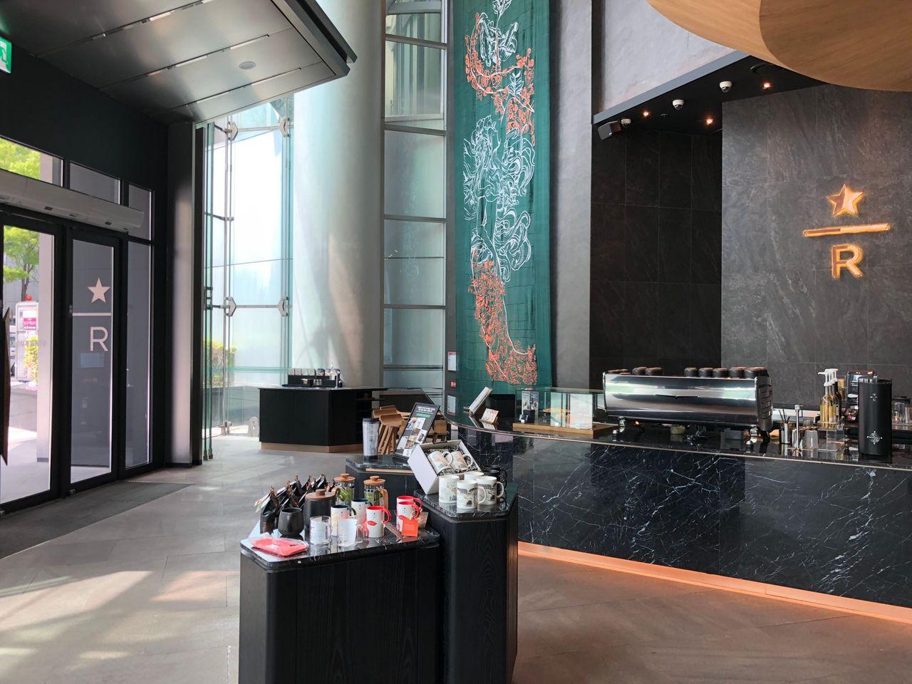 星巴克The鐘路店一樓的點餐區，擁有飯店大堂般的氛圍。